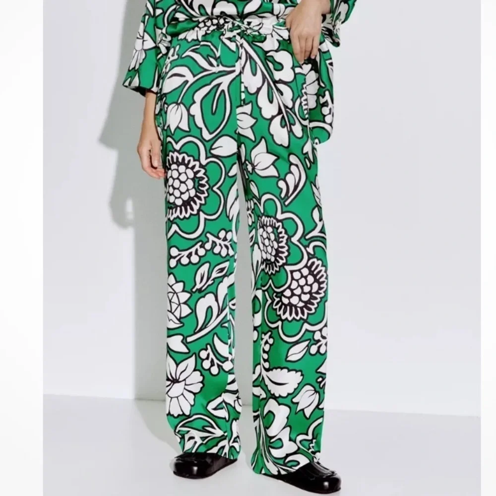 ZARA SATIN PALAZZO PANTS FLORAL PRINT ELASTIC WAIST SIZE SMALL KELLY GREEN  NWT